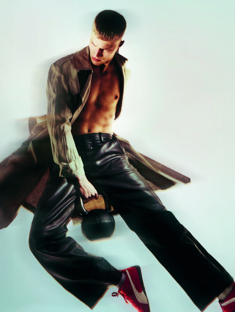 l'officiel hommes - gym routine - photographer vincenzo valente - styling giulia martinelli - makeup anna maria negri - w-mmanagement - milano